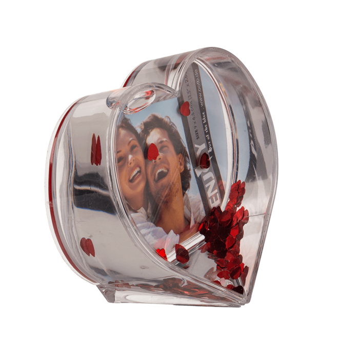 Marco de corazón 3D con agua y corazones