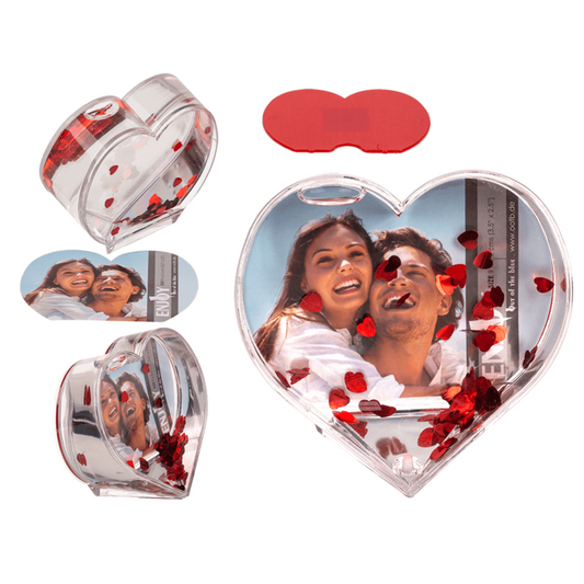 Marco de corazón 3D con agua y corazones