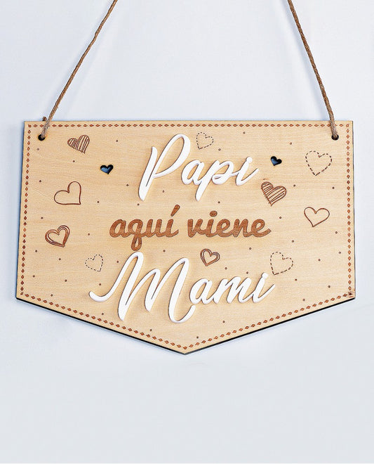 CARTEL DE MADERA "PAPI, AQUÍ VIENE MAMI"