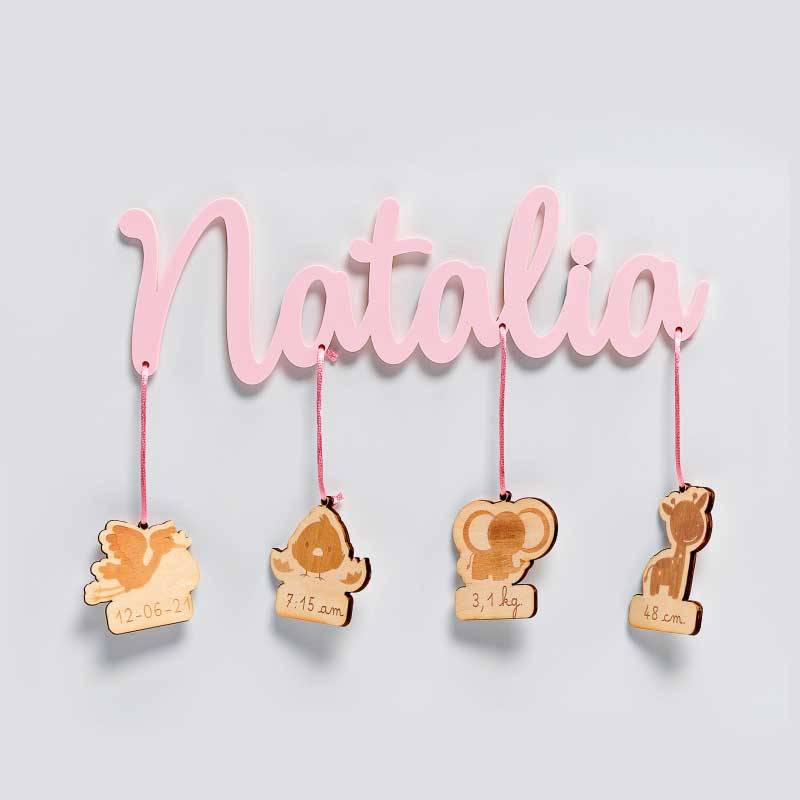 Nombre de la Bebé en metacrilato rosa con colgantes de madera con los datos natalicio